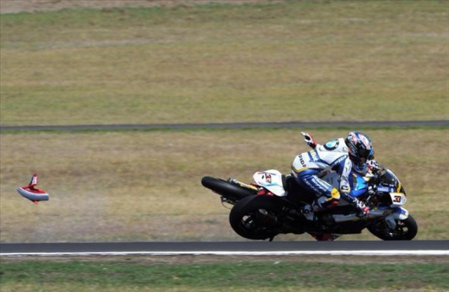 Столкновение Карлоса Чеки и Марко Меландри в Phillip Island, Race 1