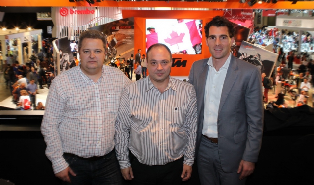 Слева-направо: Алексей Поспелов и Борис Бурденко (Байк Ленд) и Флориан Кехт (KTM-Sportmotorcycle AG)