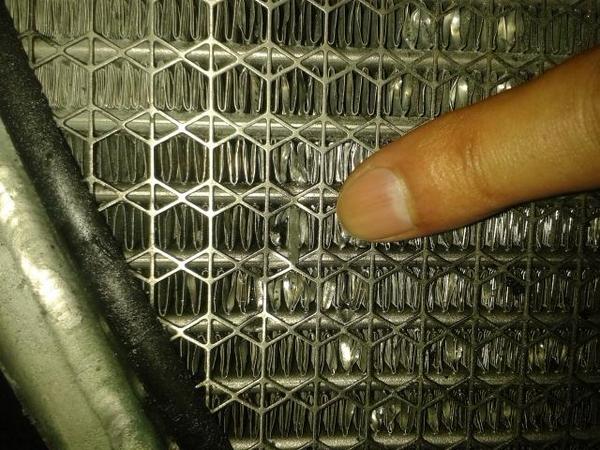 Маленький кусочек острого стекла попал в радиатор Yamaha M1 с пробил его