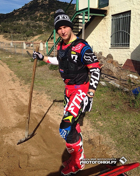 Тренировочные сборы в Сардинии, 22 января 2015: погода отличная - помахать лопатой, готовя стартовую решетку, не зазорно!