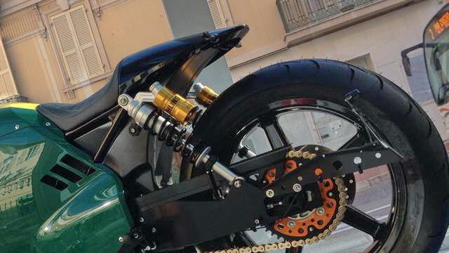 Задние амортизаторы типа double shock от Ohlins, модель S36PL, разработанная изначально для Harley-Davidson XR1200
