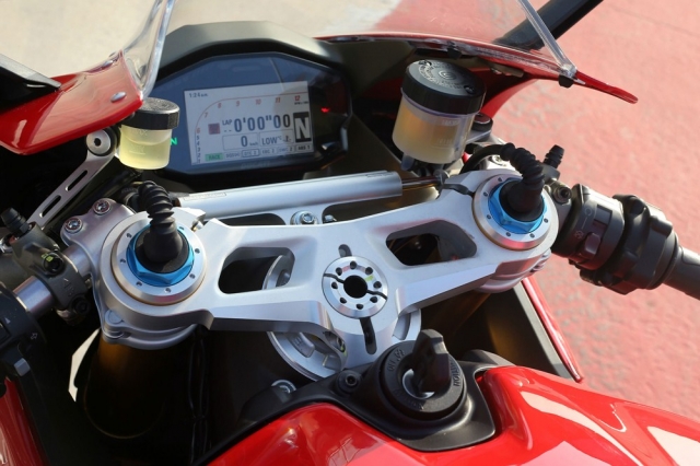 Электронно управляются не только подвески, но и рулевой демпфер Ducati 1299 Panigale S