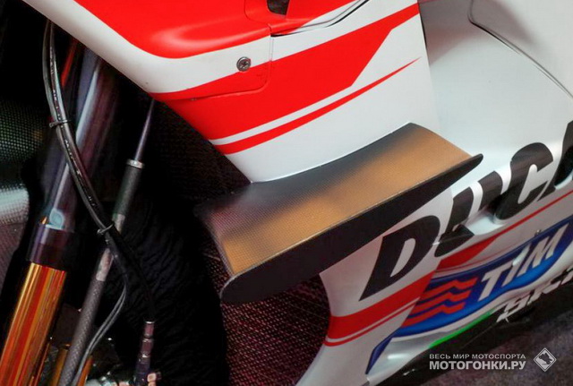 Карбоновые элероны на Ducati GP15: слева, для улучшения охлаждения двигателя