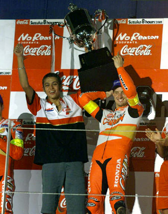 Валентино Росси и Колин Эдвардс выиграли Suzuka 8 Hours в 2001 году, выступая вместе за команду Honda