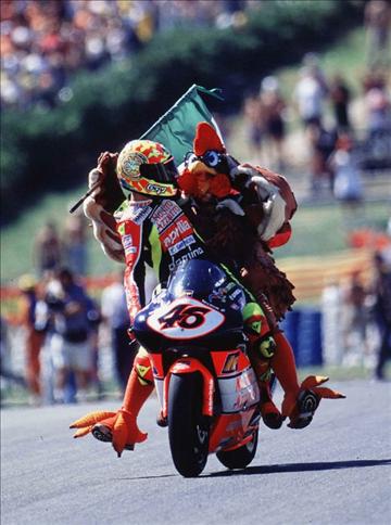 Ай, вэй! Кто же это такой забавный? 1998 год, Валентино Росси выигрывает гонку Гран-При Аргентины с традиционным приколом