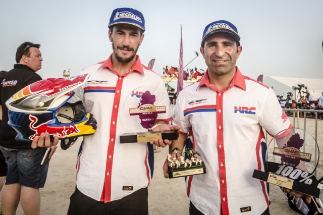 Хуан Барреда и Паоло Гонсалвеш (Team HRC) на подиуме Sealine Rally Qatar 2015