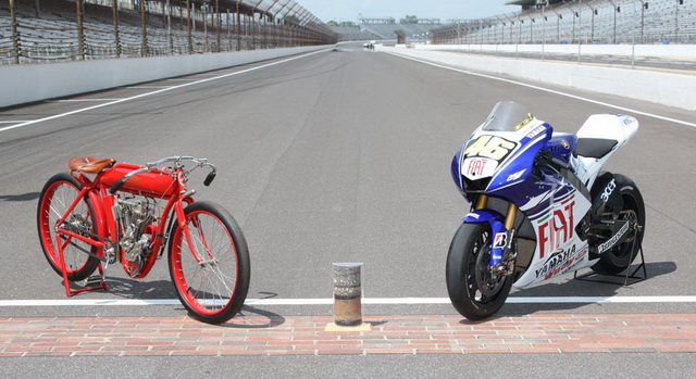 MotoGP: гоночный Indian и прототип Yamaha YZR-M1 Валентино Росси на стартовой решетке Гран-При Индианаполиса 