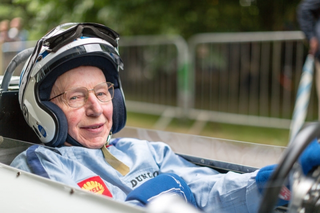 Ровестник Goodwood Racetrack - 81-летний Джон Сюртис всегда за рулем!