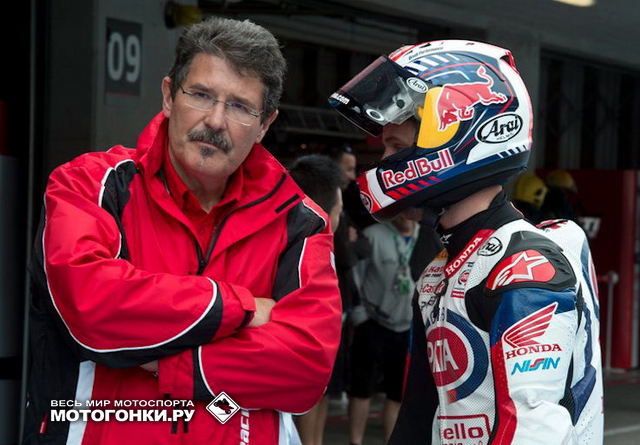 С менеджером Honda Racing Europe Карло Фьоранни (2014 год): Босс, я больше так не могу