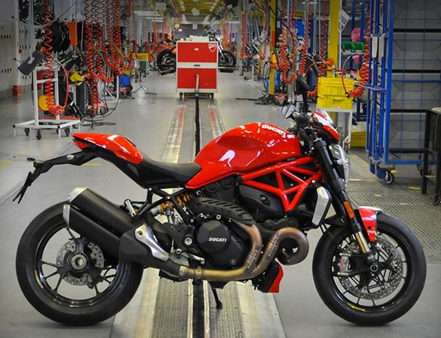 Первый Ducati Monster 1200 R сошел с конвейера в Борго-Панигале