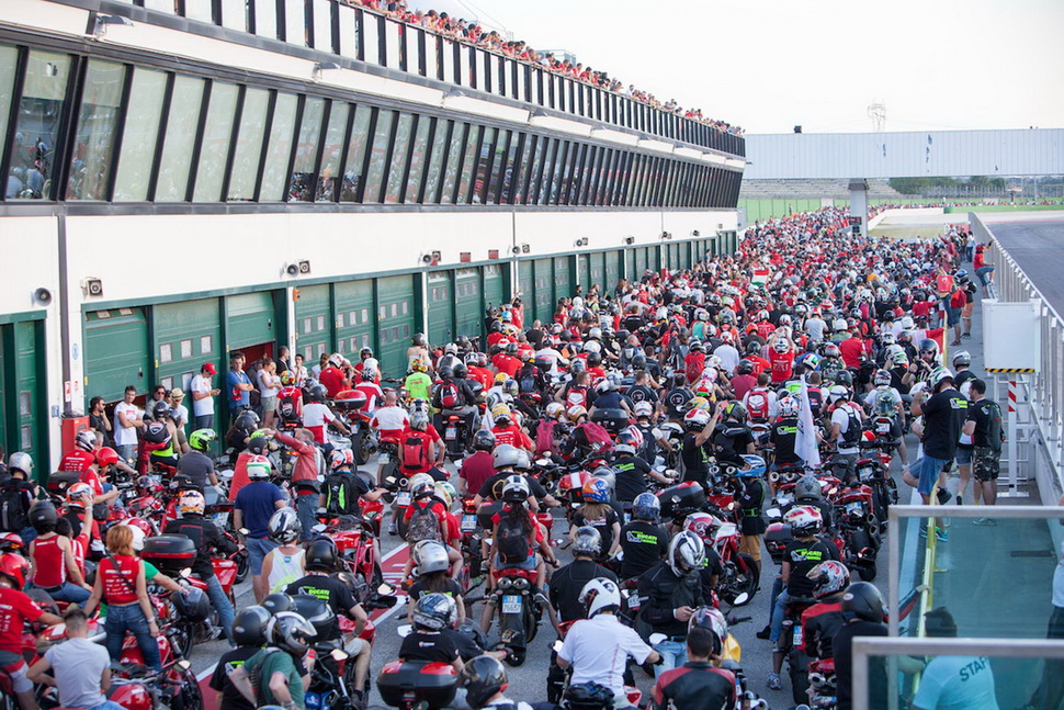 World Ducati Week 2016 открылась кругом почета по Misano World Circuit с участием нескольких тысяч дукатистов