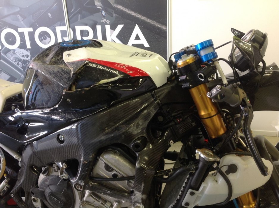 Мотоцикл Motorrika был восстановлен в течение следующих 30-40 минут и вернулся в гонку