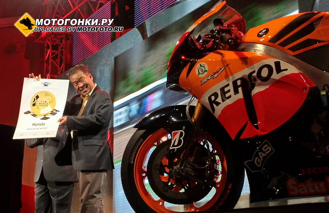 Уникальное фото: Накамото лично поднялся на подиум FIM MotoGP Awards, чтобы принять Кубок конструкторов, взятый Honda в 2011