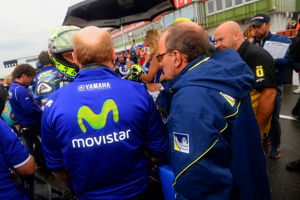 Решающий момент Гран-При Чехии: Валентино Росси принял решение ставить жесткие wet tyres вопреки рекомендации инженера Michelin