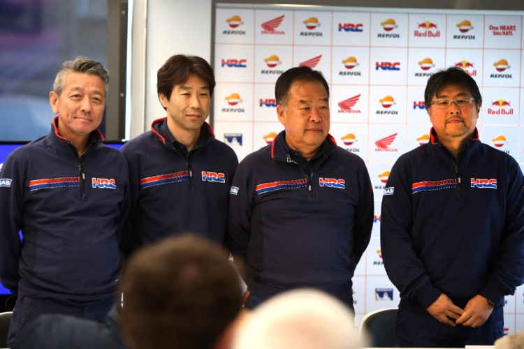 Сухей Накамото (второй справа) передаст свои полномочия триумвирату директоров из инженерного и руководящего состава HRC