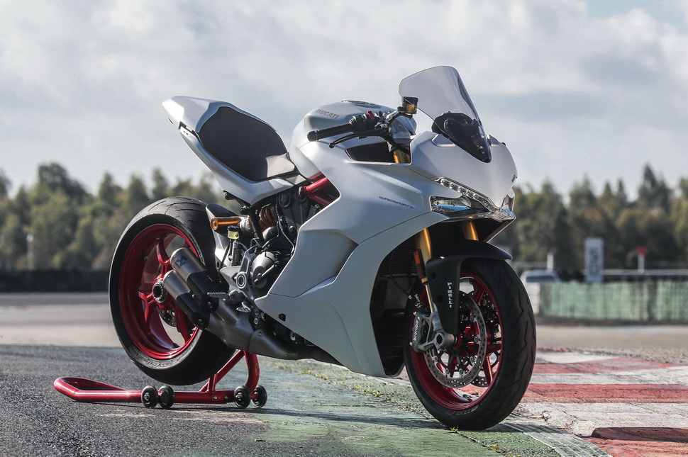 Ducati SuperSport S White - призывно стоит в шикане. Race Kit при нем. Кто отважится его опробовать на треке?
