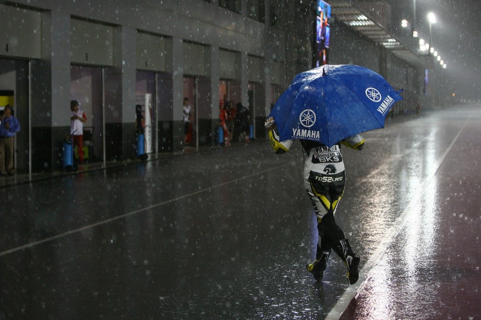 Классика-2009: Джеймс Тозланд (Tech 3 Yamaha) с зонтиком возвращается в гараж - гонок не будет
