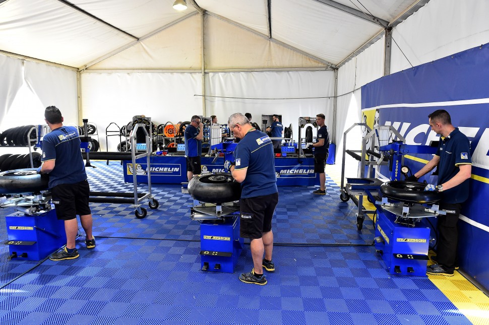 Michelin готовится к Гран-При Катара: впервые в Лосаил приедут полные наборы шин, в том числе, дождевые