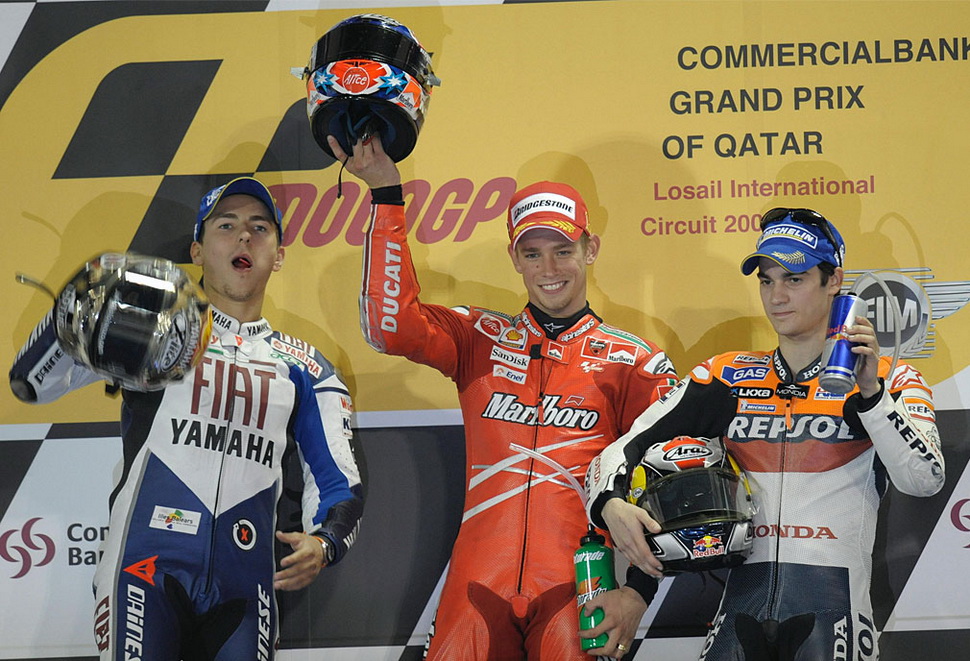 Кейси Стоунер выиграл первую ночную гонку в истории MotoGP