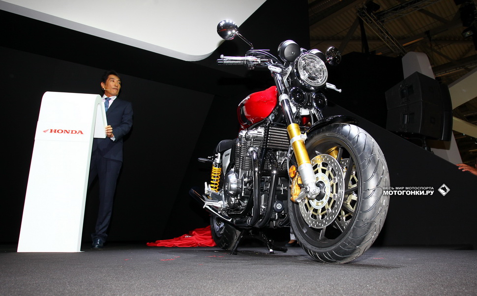 Глава отдела разработки Honda Motor Co Тоисиро Гото представил публике одну из основных новинок сезона 2017 года - CB1100 RS