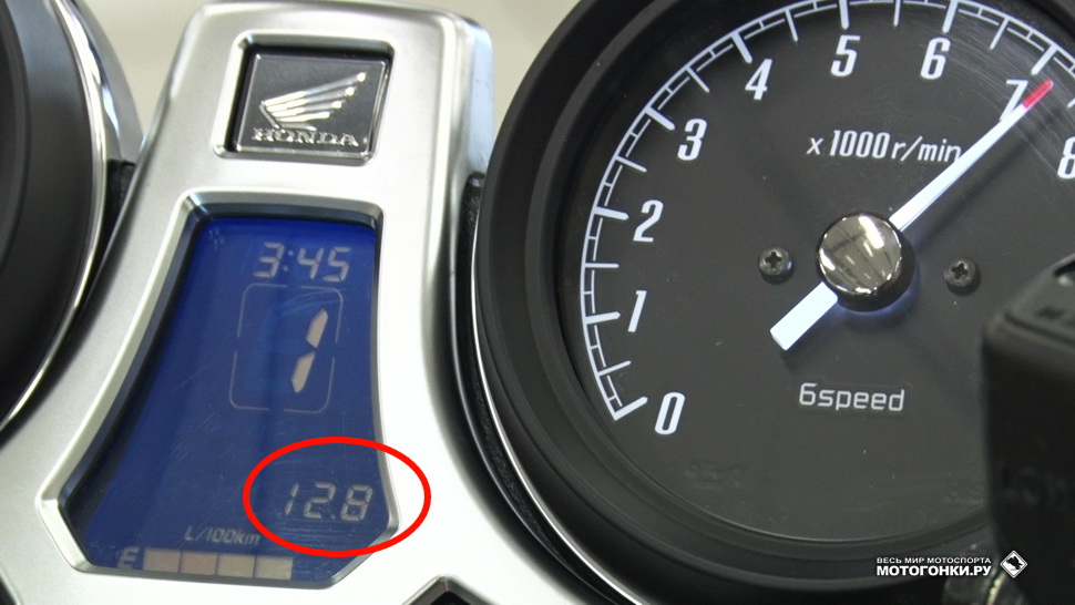 Если раскрутить двигатель Honda CB1100 до красной зоны, мы увидим на экономайзере и такие цифры мгновенного расхода