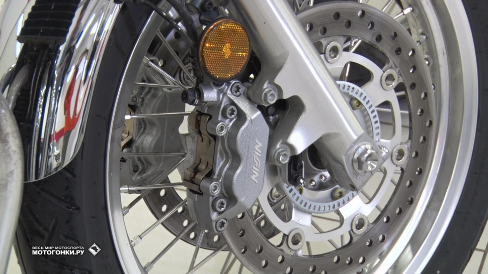 Классическая вилка и стоковые тормоза Nissin на Honda CB1100EX
