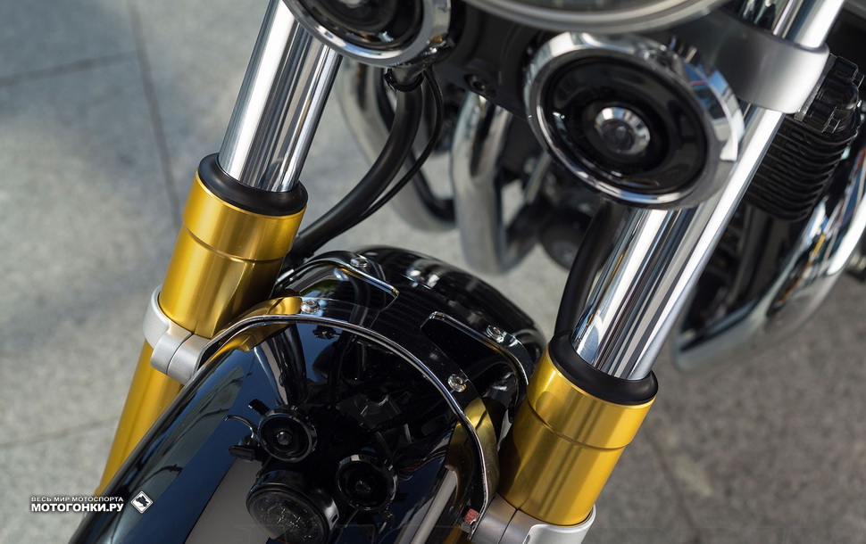 Honda CB1100RS - вилка Showa Dual Bending Valve в традиционном исполнении