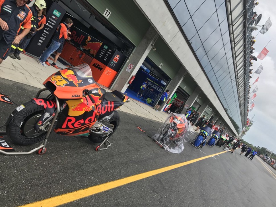 Мотоциклы MotoGP полностью переконфигурировали перед стартом Гран-При Чехии трижды, прямо на пит-лейне