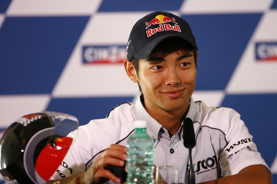 Хироси Аояма, последний чемпион в истории класса GP250, перешел в MotoGP в 2010 году вместе с Team Scot