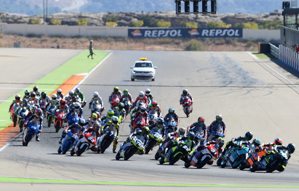 Старт гонки CEV Moto3 в Арагоне