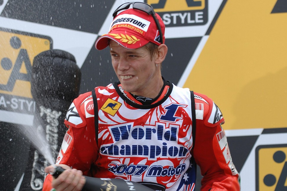 Кейси Стоунер стал чемпионом Ducati в 2007, а затем ушел вместе с Суппо в Honda, чтобы выиграть еще один титул в 2011