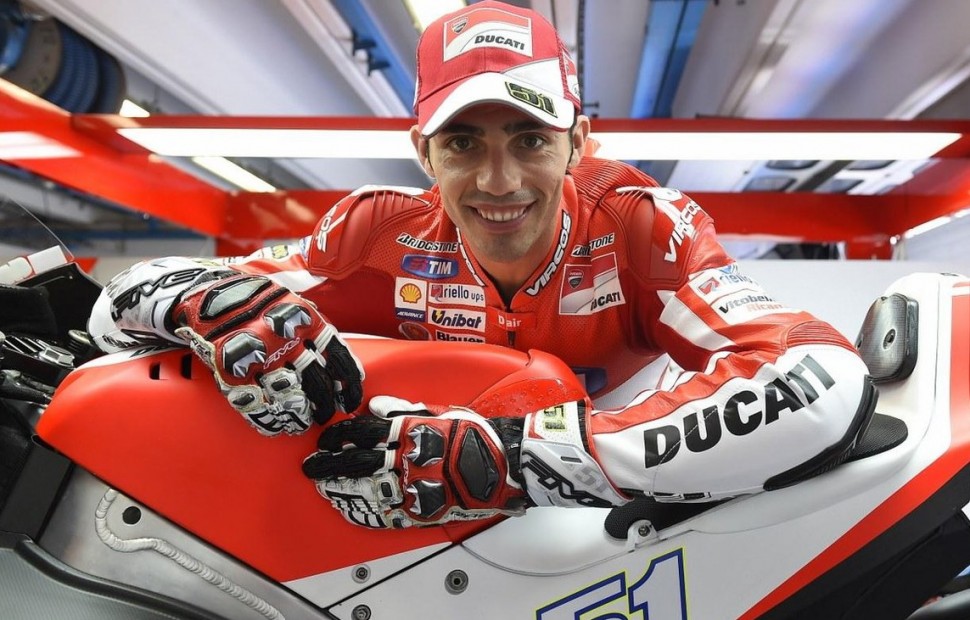 Миккеле Пирро, официальный тест-пилот Ducati регулярно выходил на гонки Гран-При и показывал результаты в TOP-7