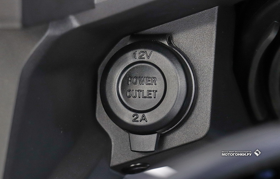 Honda CRF1000L Adventure Sports: 12В розетка прикуривателя в базовой конфигурации