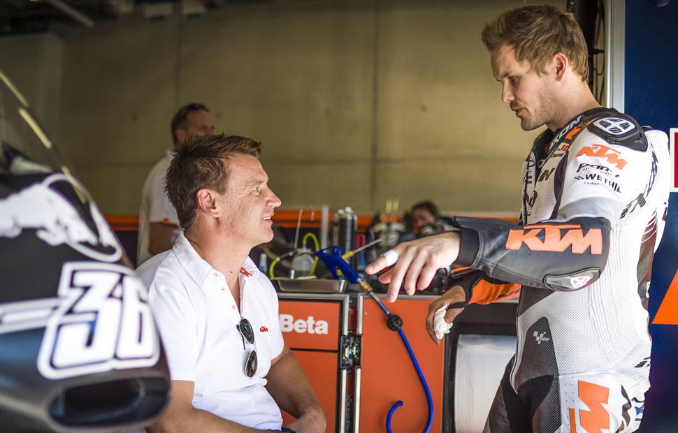 Пит Байер общается с тест-пилотом KTM Микой Каллио