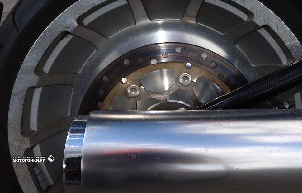 Гигантский задний тормозной диск 292 мм в диаметре с 2-поршневой скобой - железная хватка!