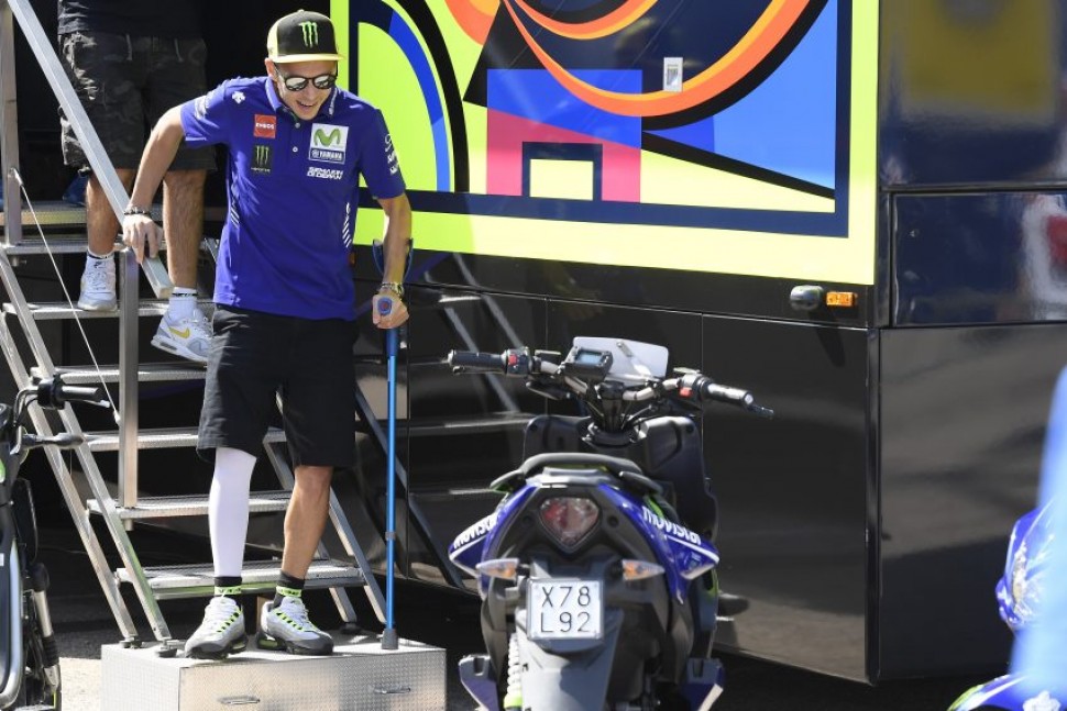 Валентино Росси вернулся в седло прототипа MotoGP через 21 день после перелома лодыжки в 2017 году