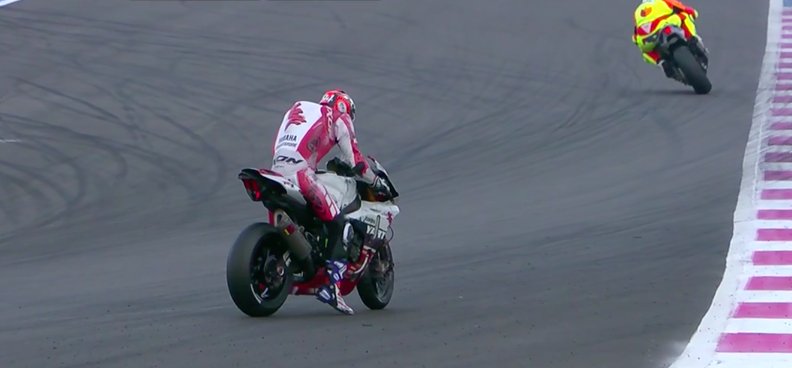 Никколо Канепа останавливается посреди стартовой прямой с разгерметизировавшимся мотором Yamaha R1M