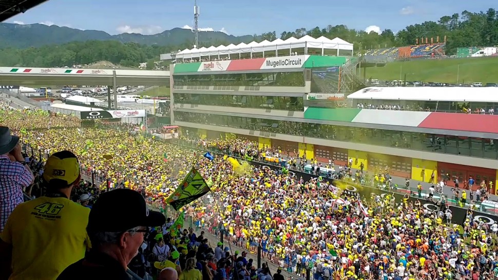 Как выглядит толпа фанатов MotoGP в 10 тысяч человек?