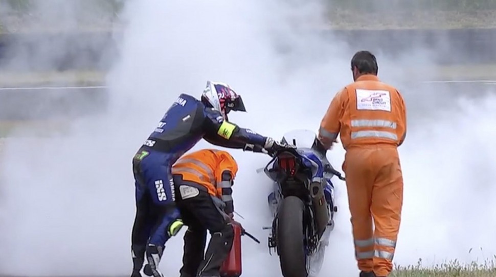 Взрыв двигателя Yamaha R1 Марвина Фрица и пожар поставили точку в погоне за лидером