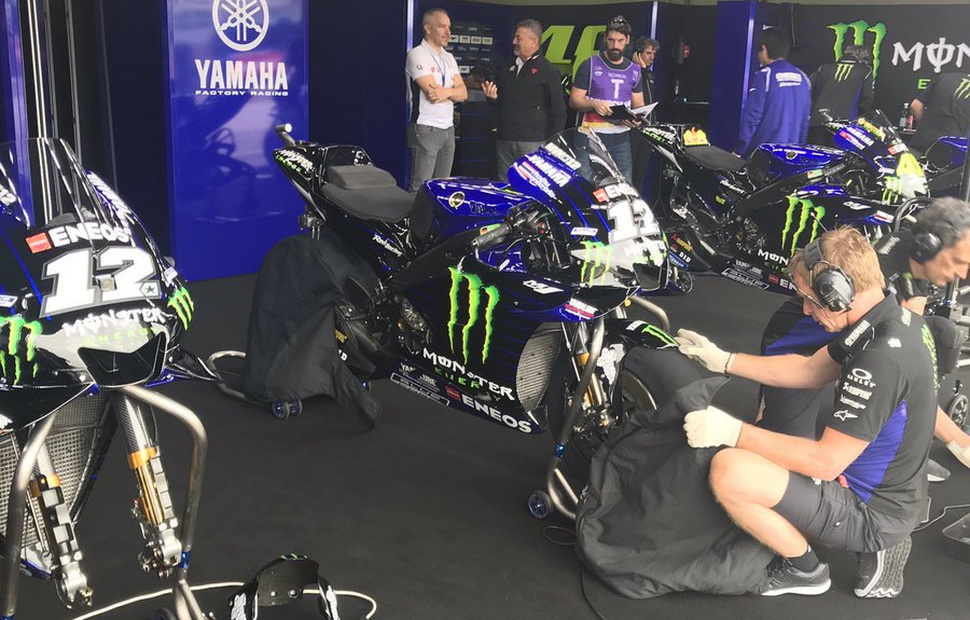 В гараже Monster Energy Yamaha MotoGP