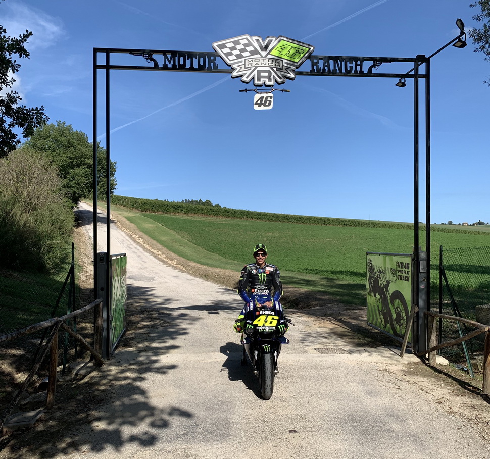 Валентино Росси воплотил мечту детства: проехал на прототипе MotoGP по улицам родного города