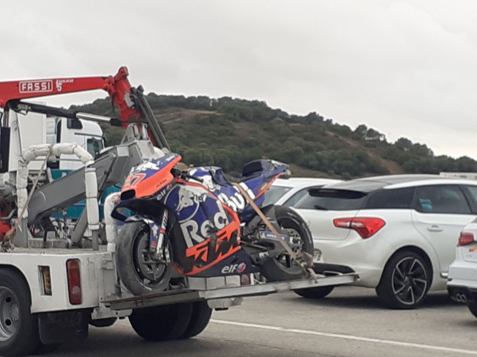 KTM RC16 Икера Лекуоны немного пострадал после вылета в 4-м повороте, но меньше, чем гонщик