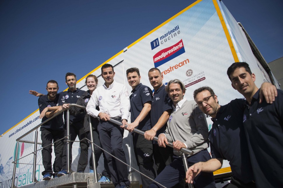 Сотрудники MotoGP Clinica Mobile работают в скорой помощи и госпиталях - сражаются против коронавируса