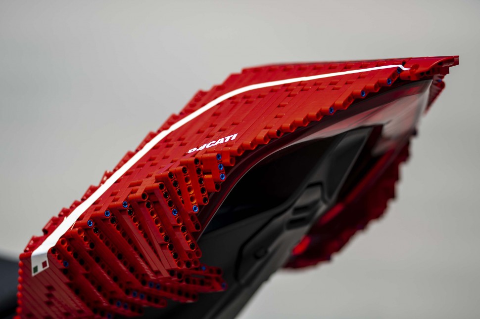 LEGO-модель Ducati V4 R собрана из 15000 элементов на реальном шасси супербайка