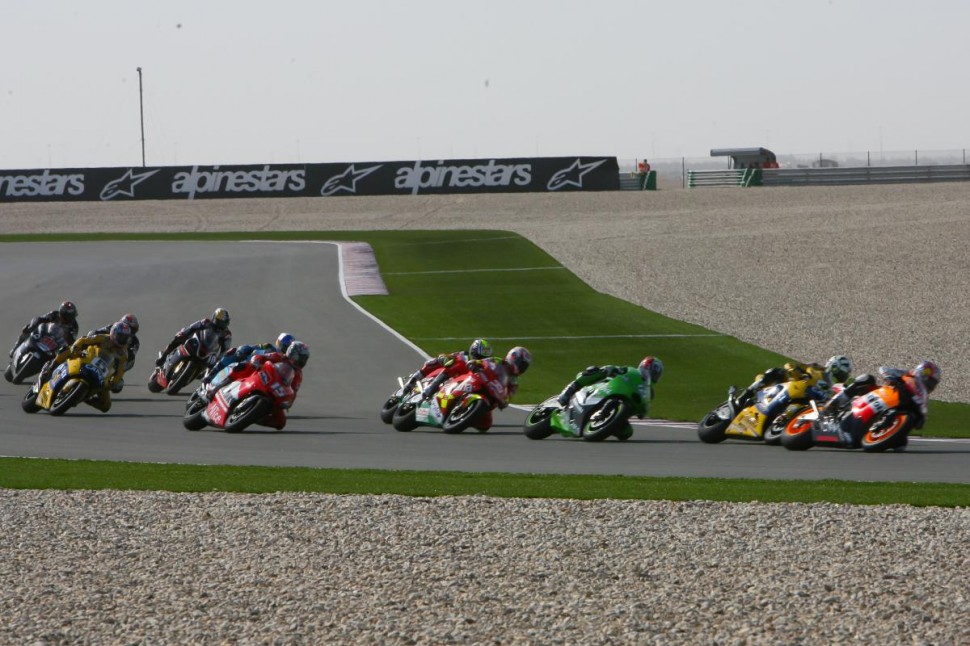 Старт самой первой гонки MotoGP в Катаре: 2-й поворот Losail International Circuit, 2 октября 2004 года, +40