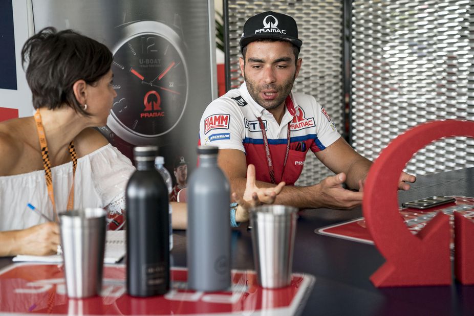 Данило Петруччи дает интервью Марии Гуидотти, фото Pramac Racing