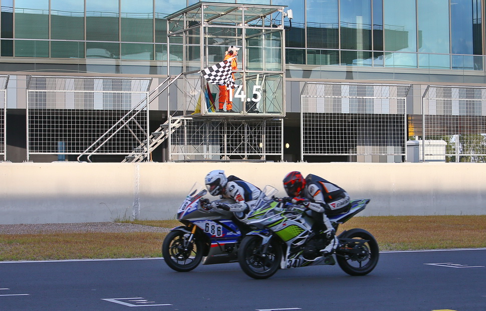 Жаркие дуэли под финишными флагами - Supersport 300: Yamaha R3 против Kawasaki Ninja 400