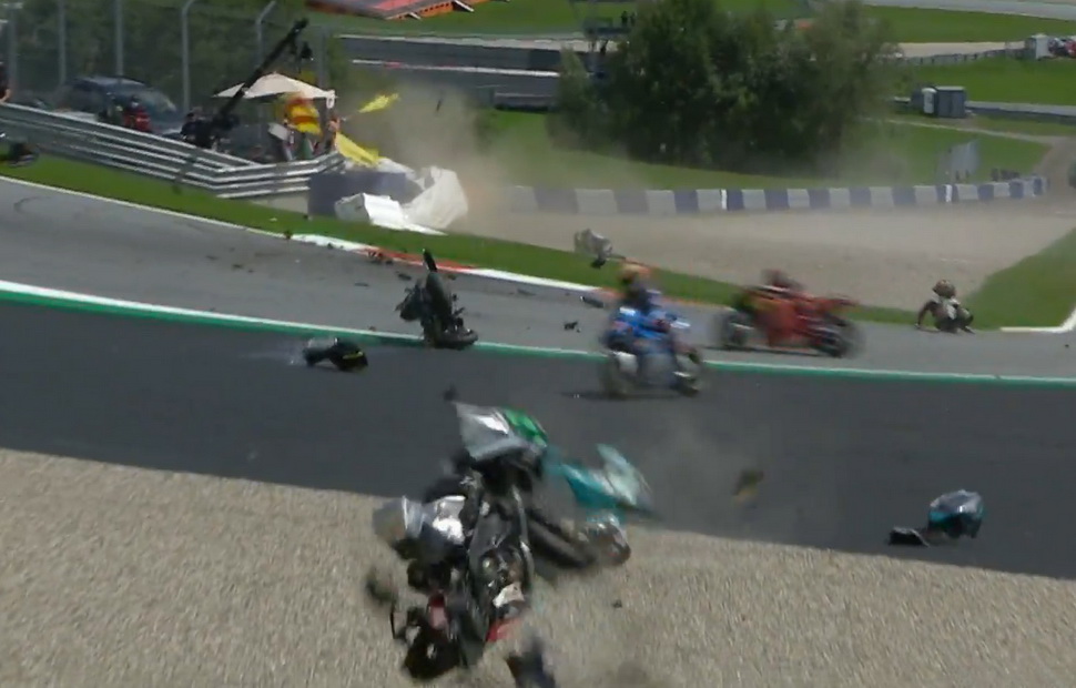 Авария на Гран-При Австрии, в результате которой могли пострадать, как минимум, 4 пилота MotoGP