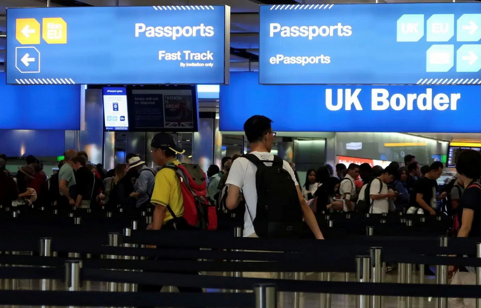 Внезапно - никаких зеленых корридоров и прямого прохода через паспортный контроль в аэропортах ЕС для британских граждан!