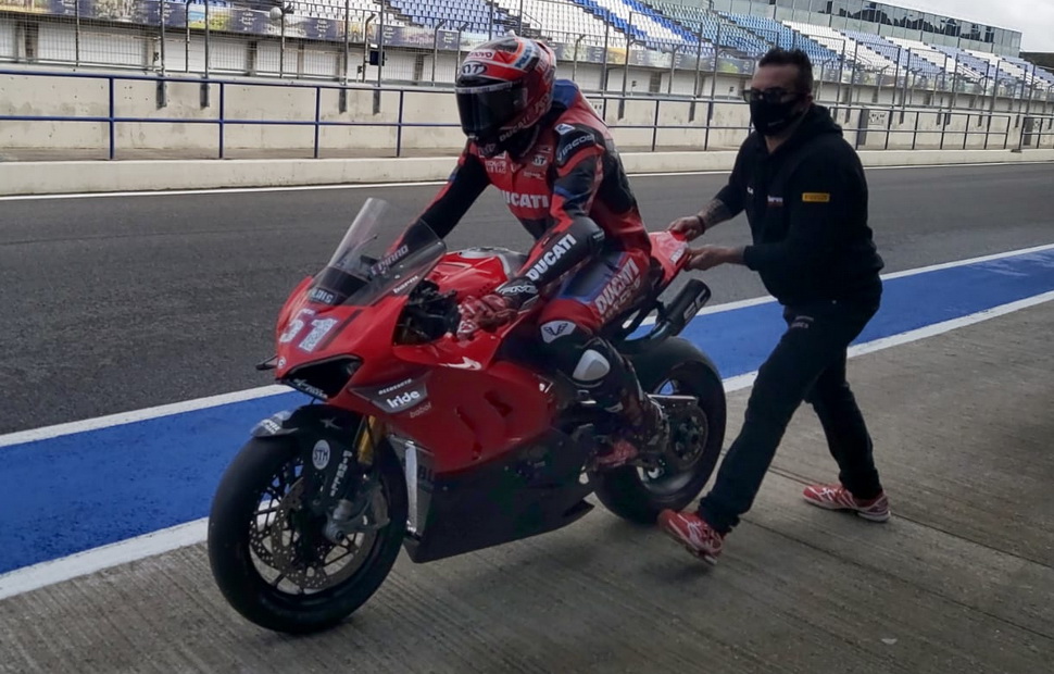 Миккеле Пирро на тестовом Ducati V4R